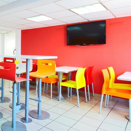 מונטריי Premiere Classe Montreuil מראה חיצוני תמונה The interior of a typical McDonald's restaurant