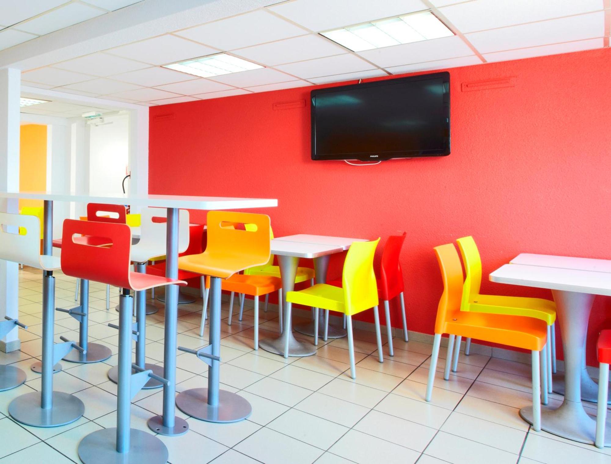 מונטריי Premiere Classe Montreuil מראה חיצוני תמונה The interior of a typical McDonald's restaurant