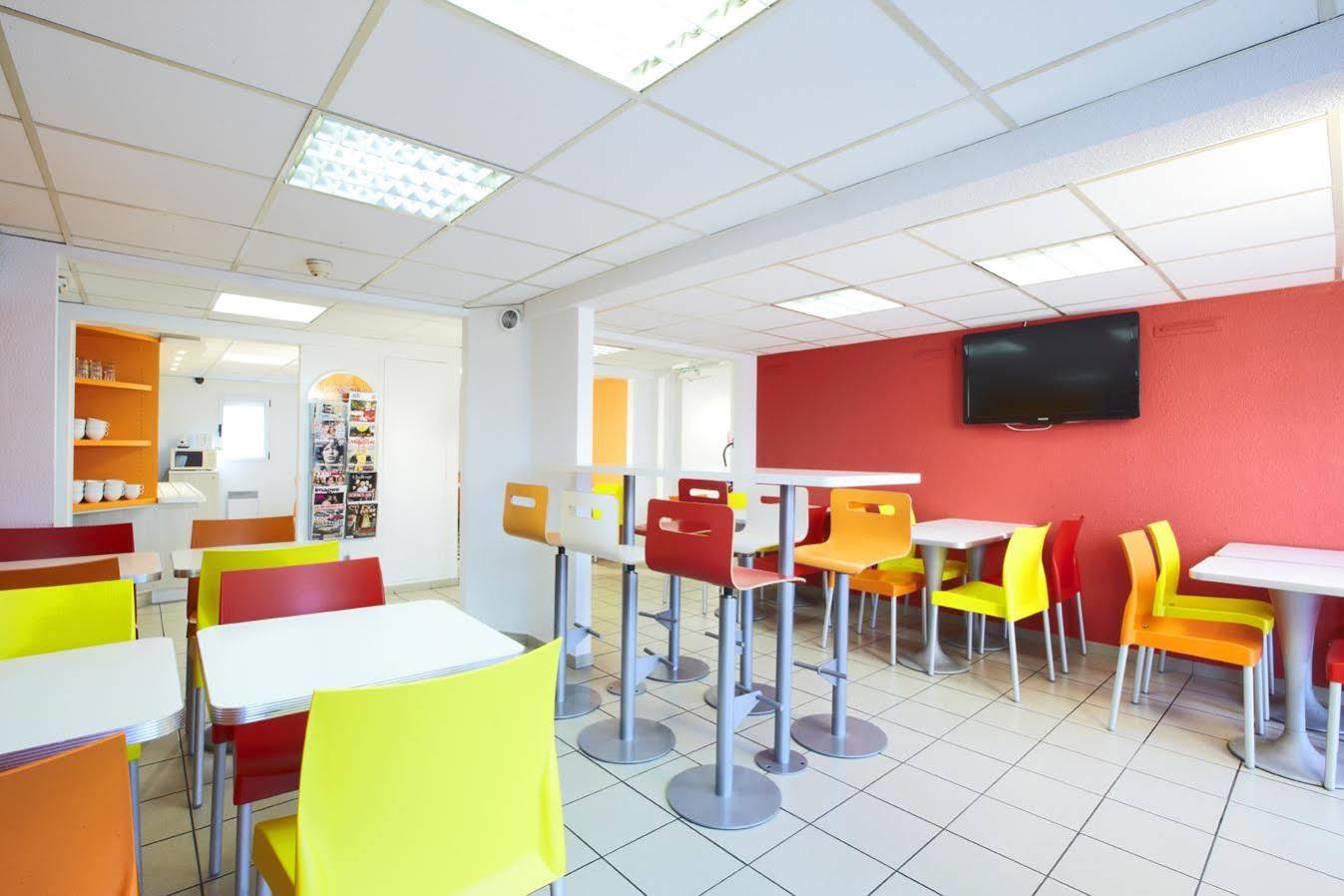 מונטריי Premiere Classe Montreuil מראה חיצוני תמונה The interior of a typical Ibis budget hotel