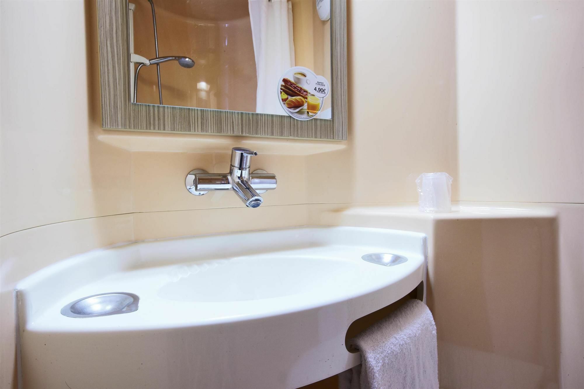 מונטריי Premiere Classe Montreuil מראה חיצוני תמונה A wall mounted tap